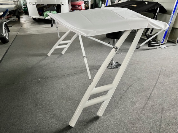 Monster Tower MTK Farbe weiß mit weißem Bimini Top