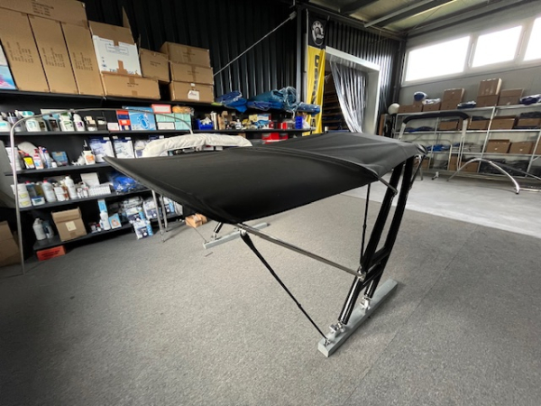 Monster Tower MTK Farbe silber mit schwarzem Bimini Top und Verlängerung