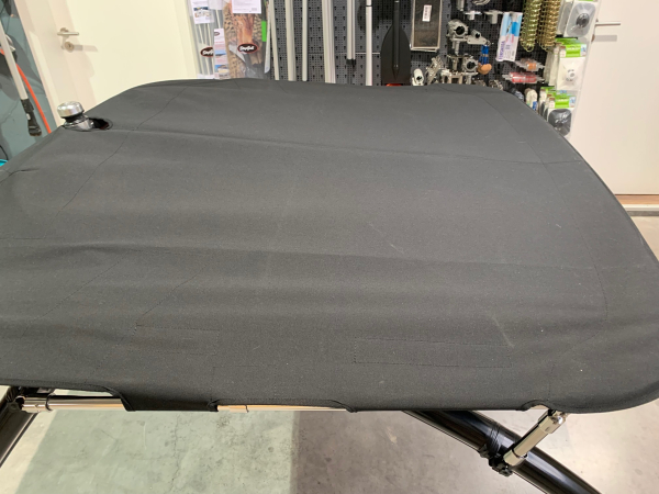 Monster Tower MT1 Farbe schwarz mit schwarzem Bimini Top