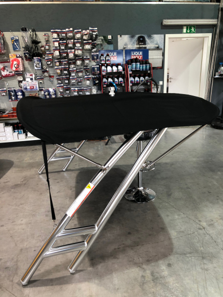 Monster Tower MTK Farbe silber mit schwarzem Bimini Top